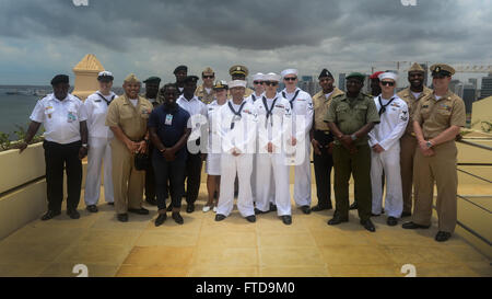 150304-N-RB579-183 LUANDA, Angola (4. März 2015) Segler eingeschifft auf Military Sealift Command gemeinsame High-Speed-Schiff USNS Speerspitze (JHSV 1), im Rahmen der Afrika-Partnerschaft-Station, posieren für ein Foto mit angolanischen Militärpersonal und Reiseleiter von National Museum of Military History in Luanda, Angola, 4. März 2015. Speerspitze ist auf eine geplante Bereitstellung in die USA 6. Flotte Einsatzgebiet zur Unterstützung der internationalen Zusammenarbeit Kapazitäten Programm Afrika Partnerschaft Station. (Foto: U.S. Navy Mass Communication Specialist 1. Klasse Joshua Davies/Release Stockfoto