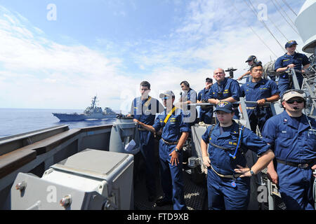 130906-N-AW206-006 Mittelmeer (6. September 2013) CMdR Dave Stoner (zweiter von links), beobachten kommandierenden Offizier geführte Flugkörper Zerstörer USS Ramage (DDG-61) und Crew-Mitglieder ihren Ansatz zur Military Sealift Command Flotte Nachschub Öler USNS Leroy Grumman (T-AO-195). Ramage, Gridley in Norfolk, Virginia, ist auf eine geplante Bereitstellung unterstützen maritimer Sicherheitsoperationen und Sicherheitsbemühungen Zusammenarbeit Theater in den USA 6. Flotte Aufgabengebiet. (Foto: U.S. Navy Mass Communication Specialist 2. Klasse Jacob D. Moore/freigegeben) Stockfoto