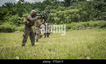 150314-N-JP249-144 ISSONGO, Kamerun (14. März 2015) US-Marines, zusammen mit kamerunischen und spanische Militärangehörige, Verhalten Treffsicherheit training 14. März 2015, in Issongo (Kamerun), während Afrika Partnerschaft Station.Africa Partnerschaft Station, ein internationales Programm für kollaborative Kapazitäten wird in Verbindung mit einer geplanten Bereitstellung von Military Sealift Command gemeinsame High-Speed-Schiff USNS Speerspitze (JHSV 1) durchgeführt. (Foto: U.S. Navy Mass Communication Specialist 2. Klasse Kenan O'Connor/freigegeben) Stockfoto