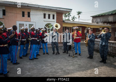 150314-N-JP249-185 DOUALA, Kamerun (14. März 2015) Mitglieder der US Naval Forces Europa Band Topside, spielen neben Mitgliedern der kamerunischen Militärkapelle 14. März 2015, in Douala (Kamerun), während Afrika Partnerschaft Station. Afrika-Partnerschaft-Station, ein internationales Programm für kollaborative Kapazitäten wird in Verbindung mit einer geplanten Bereitstellung von Military Sealift Command gemeinsame High-Speed-Schiff USNS Speerspitze (JHSV 1) durchgeführt. (Foto: U.S. Navy Mass Communication Specialist 2. Klasse Kenan O'Connor/freigegeben) Stockfoto