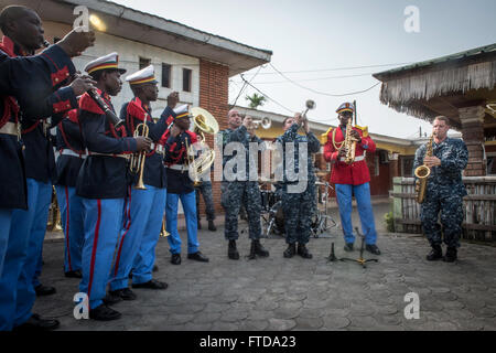 150314-N-JP249-193 DOUALA, Kamerun (14. März 2015) Mitglieder der US Naval Forces Europa Band Topside, spielen neben Mitgliedern der kamerunischen Militärkapelle 15. März 2015, in Douala (Kamerun), während Afrika Partnerschaft Station.Africa Partnerschaft Station, ein internationales Programm für kollaborative Kapazitäten im Zusammenhang mit einer geplanten Bereitstellung von Military Sealift Command gemeinsame High-Speed-Schiff USNS Speerspitze (JHSV 1) durchgeführt wird. (Foto: U.S. Navy Mass Communication Specialist 2. Klasse Kenan O'Connor/freigegeben) Stockfoto