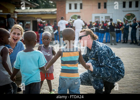 150314-N-JP249-213 DOUALA, Kamerun (14. März 2015) Lt. Sherrie Flippin und militärischer Sealift-Befehl/Befehlshaber, Task Force 63 Public Affairs Officer Meghan Henderson, links, Tanz mit kamerunischen Kindern 14. März 2015, in Douala (Kamerun), während im Hafen, Afrika-Partnerschaft-Station zu unterstützen. Afrika-Partnerschaft-Station, ein internationales Programm für kollaborative Kapazitäten wird in Verbindung mit einer geplanten Bereitstellung von Military Sealift Command gemeinsame High-Speed-Schiff USNS Speerspitze (JHSV 1) durchgeführt. (Foto: U.S. Navy Mass Communication Specialist 2. Klasse Kenan Stockfoto