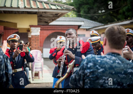 150314-N-JP249-219 DOUALA, Kamerun (14. März 2015) Mitglieder o der kamerunischen Militärkapelle spielen neben der US Naval Forces Europa Band, Oberschale, 14. März 2015, in Douala, Kamerun beim Afrika-Partnerschaft-Station. Afrika-Partnerschaft-Station, ein internationales Programm für kollaborative Kapazitäten wird in Verbindung mit einer geplanten Bereitstellung von Military Sealift Command gemeinsame High-Speed-Schiff USNS Speerspitze (JHSV 1) durchgeführt. (Foto: U.S. Navy Mass Communication Specialist 2. Klasse Kenan O'Connor/freigegeben) Stockfoto