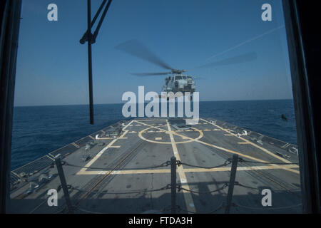 150316-N-ZE250-115 Mittelmeer (16. März 2015) A SH-60 Seahawk Hubschrauber, zugeordnet zu Hubschrauber Maritime Strike Squadron (HSM) 46, zieht aus dem Flugdeck der USS Jason Dunham (DDG-109) während eines vorbeifahrenden Trainings mit der montenegrinischen Marine 16. März 2015 aus. Jason Dunham, ein Zerstörer der Arleigh-Burke-Klasse-geführte Flugkörper in Norfolk, Gridley führt Marinebetriebe in den USA 6. Flotte Bereich der Maßnahmen zur Erhöhung der Sicherheit der Vereinigten Staaten in Europa interessiert. (Foto: U.S. Navy Mass Communication Specialist 3. Klasse Weston Jones/freigegeben) Stockfoto