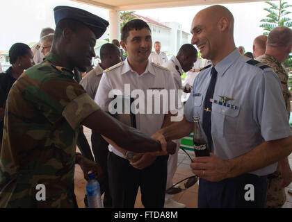 150319-N-QY759-142-ACCRA, Ghana (19. März 2015) Service-Mitglieder aus Partnernationen interagieren, nachdem der Eröffnungsfeier der Obangame Express 2015, 19. März 2015. Obangame Express ist eine US Africa Command-geförderten multinationalen maritimen Übung zur Erhöhung der Sicherheit im Seeverkehr und Sicherheit in den Golf von Guinea. (Foto: U.S. Navy Mass Communication Specialist 1. Klasse David R. Krigbaum/freigegeben) Stockfoto