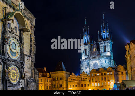 Prager Orloj und Kuppeln der Kirche Notre-Dame vor Týn Stockfoto