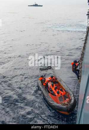 150322-N-EZ054-019 Golf von GUINEA (22. März 2015) ghanaischen boarding Team-Mitglieder an Bord der deutschen Marine Ziel Schiff FGS Brandenburg (F215) während einer menschlichen Menschenhandel Szenario während der Übung Obangame Express 2015 März 22. Obangame Express ist eine US Africa Command-geförderten multinationalen maritimen Übung zur Erhöhung der Sicherheit im Seeverkehr und Sicherheit in den Golf von Guinea. (Foto: U.S. Navy Mass Communication Specialist 3. Klasse Luis R. Chavez Jr/freigegeben) Stockfoto