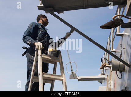 150326-N-FQ994-028 Mittelmeer (26. März 2015) kulinarische Spezialist Seemann Steven Ware, aus Memphis, Tennessee, malt einen Hilfs Balken an Bord USS Ross (DDG 71) 26. März 2015. Ross, ein Zerstörer der Arleigh-Burke-Klasse-geführte Flugkörper in Rota, Spanien, nach vorne bereitgestellt führt Marinebetriebe in den USA 6. Flotte Bereich der Maßnahmen zur Erhöhung der Sicherheit der Vereinigten Staaten in Europa interessiert. (Foto: U.S. Navy Mass Communication Specialist 3. Klasse Robert S. Price/freigegeben) Stockfoto