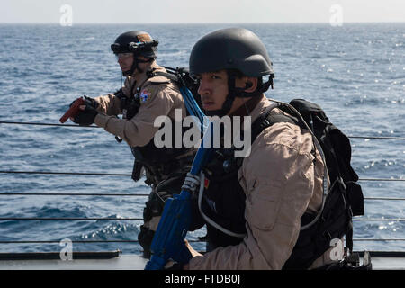 150401-N-VC236-056-Mittelmeer (1. April 2015) - Operations Specialist 3. Klasse Billy Paiz, aus El Paso, Texas, und Lt. j.g. Russell Allen aus Gainesville, Florida, untersuchen das Schiff Vorschiff während eines Besuchs, Board, Durchsuchung und Beschlagnahme Bohren an Bord der Arleigh-Burke-Klasse geführte Flugkörper Zerstörers USS Farragut (DDG-99) 1. April 2015. Farragut, Gridley in Mayport in Florida führt Marinebetriebe in den USA 6. Flotte Bereich der Maßnahmen zur Erhöhung der Sicherheit der Vereinigten Staaten in Europa interessiert. (Foto: U.S. Navy Mass Communication Specialist 3. Klasse Jackie Hart/Releas Stockfoto