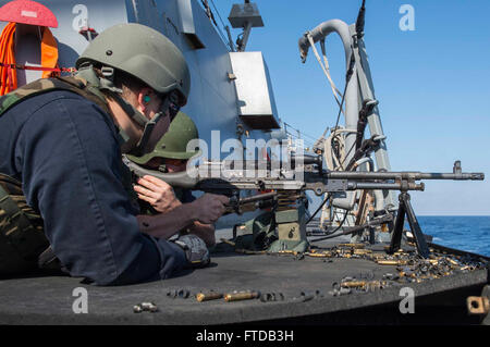 150403-N-VC236-140 Mittelmeer (3. April 2015) - Gunner's Mate 2. Klasse Alan Bishop aus Orlando, Florida, schaut zu, wie Operations Specialist wird Bauer, aus Columbia, South Carolina, eine M240-Maschinengewehr während einer live-Feuer-Übung an Bord der Arleigh-Burke-Klasse geführte Flugkörper Zerstörer USS Farragut (DDG-99) 3. April 2015 ausgelöst wird. Farragut, Gridley in Mayport in Florida führt Marinebetriebe in den USA 6. Flotte Bereich der Maßnahmen zur Erhöhung der Sicherheit der Vereinigten Staaten in Europa interessiert. (Foto: U.S. Navy Mass Communication Specialist 3. Klasse Jackie Hart/freigegeben) Stockfoto