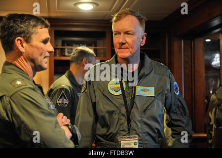 150403-N-GR120-340 Mittelmeer (3. April 2015) Commander, U.S. 6. Flotte Vice Admiral James G. Foggo III und Commander, Theodore Roosevelt Carrier Strike Group Rear Admiral Andrew Lewis Vortrag in der befehlshabende Offizier inport Kabine bei einem Besuch an Bord der Flugzeugträger der Nimitz-Klasse USS Theodore Roosevelt (CVN-71) 3. April 2015. Theodore Roosevelt gehosteten Foggo, und andere ältere griechische Regierung und militärische Mitglieder im Rahmen des Besucherprogramms unterschieden. Theodore Roosevelt aus Norfolk bereitgestellt und wird eine Verschiebung der Heimathafen in San Diego am Ende der Bereitstellung ausgeführt. Theodore Stockfoto