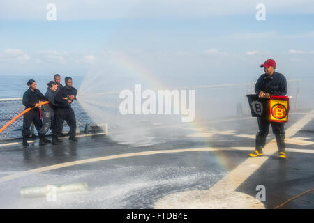 150403-N-FQ994-061 Mittelmeer (3. April 2015) Segler Praxis Brandbekämpfung Techniken an Bord USS Ross (DDG 71) während einer Absturz und Bergung Übung 3. April 2015. Ross, ein Zerstörer der Arleigh-Burke-Klasse-geführte Flugkörper in Rota, Spanien, nach vorne bereitgestellt führt Marinebetriebe in den USA 6. Flotte Einsatzgebiet zur Unterstützung US Staatssicherheit Interessen in Europa. (Foto: U.S. Navy Mass Communication Specialist 3. Klasse Robert S. Price/freigegeben) Stockfoto