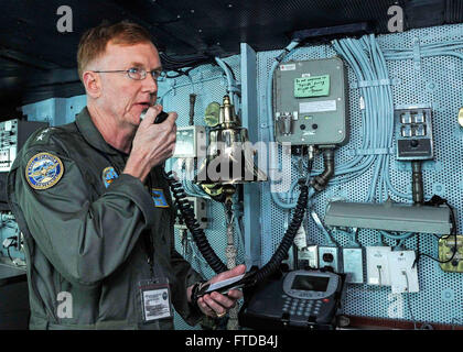 150403-N-FI568-024MEDITERRANEAN Meer (3. April 2015) Commander, U.S. 6. Flotte Vice Admiral James G. Foggo III richtet sich die Crew der Flugzeugträger der Nimitz-Klasse USS Theodore Roosevelt (CVN-71) aus der pilot-Haus bei einem Besuch in das Schiff 3. April 2015. Theodore Roosevelt aus Norfolk bereitgestellt und wird eine Verschiebung der Heimathafen in San Diego am Ende der Bereitstellung ausgeführt. Theodore Roosevelt führt Marinebetriebe in den USA 6. Flotte Bereich der Maßnahmen zur Erhöhung der Sicherheit der Vereinigten Staaten in Europa interessiert. (Foto: U.S. Navy Mass Communication Specialist 3. Klasse Taylor L. Ja Stockfoto