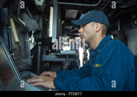 130917-N-NU634-070 Mittelmeer (17. September 2013) Ensign Joseph Jablonski, aus Trenton, NJ, verfolgt Oberfläche Kontakte auf der Brücke über den geführte Flugkörper-Zerstörer USS Gravely (DDG 107). Ernsthaft, Gridley in Norfolk, Virginia, ist auf eine geplante Bereitstellung unterstützen maritimer Sicherheitsoperationen und Sicherheitsbemühungen Zusammenarbeit Theater in den USA 6. Flotte Einsatzgebiet. (Foto: U.S. Navy Mass Communication Specialist 3. Klasse Darien G. Kenney/Approved Version) Stockfoto