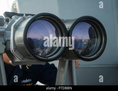 130913-N-XB816-160 Mittelmeer (13. September 2013) Ensign Ivan Lubenov beobachtet eine Auffüllung auf hoher See aus dem Brücke-Flügel der geführte Flugkörper Zerstörer USS Stout (DDG-55).  Stout, Gridley in Norfolk, Virginia, ist auf eine geplante Bereitstellung unterstützen maritimer Sicherheitsoperationen und Sicherheitsbemühungen Zusammenarbeit Theater in den USA 6. Flotte Einsatzgebiet. (Foto: U.S. Navy Mass Communication Specialist 2. Klasse Jason Howard/Approved Version) Stockfoto