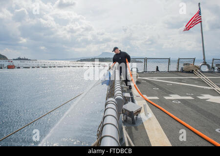 150409-N-XB010-052 SOUDA Bucht, sprüht Griechenland (9. April 2015) Schaden Controlman 3. Klasse James Johnson aus Spartanburg, South Carolina, Wasser aus einem P100 Pumpe über Bord auf der USS Laboon (DDG-58) Wetterdeck 9. April 2015. Laboon, ein Zerstörer der Arleigh-Burke-Klasse-geführte Flugkörper in Norfolk, Gridley führt Marinebetriebe in den USA 6. Flotte Bereich der Maßnahmen zur Erhöhung der Sicherheit der Vereinigten Staaten in Europa interessiert. (Foto: U.S. Navy Mass Communication Specialist 3. Klasse Desmond Parks) Stockfoto