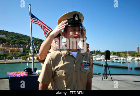 130913-N-PE825-058 GAETA, Italien (13. September 2013) Chief Information Systems Techniker Nick Irwin, erhält seine Kombination Deckung von Chief Cryptologic Techniker (technische) William Kegley während ein Chief Petty Officer pinning Zeremonie auf dem Flugdeck der amphibischen Befehl Schiff USS Mount Whitney (LCC-20). Mount Whitney, Gridley in Gaeta, Italien, ist den USA 6. Flotte Flaggschiff und arbeitet mit einer kombinierten Mannschaft von US-Segler und MSC Staatsdienst Seeleute. (Foto: U.S. Navy Mass Communication Specialist 1. Klasse Collin Turner/genehmigt zur Veröffentlichung freigegeben) Stockfoto