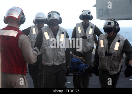 Indischer Ozean (20. Juli 2015) US Marine Staff Sgt Peter Pearson, links, bereitet sich auf einen simulierten Unfall nach Sprengstoff zu suchen, wie Bekämpfung Fracht Marines den verletzten auf amphibischer Angriff Schiff USS Essex (LHD-2 tragen). Pearson ist ein Sprengstoff Kampfmittel Entsorgung Techniker mit Bekämpfung der Logistik-Bataillon 15, 15. Marine Expeditionary Unit.  Bekämpfung Cargo Marines simulierten Verluste aus einem Flugzeug ausgeladen und brachte sie zu der Essex medizinisches Personal für die weitere Pflege. Elemente des 15. MEU, Sitz in Camp Pendleton, Kalifornien, und begann an Bord der Essex führen Marine o Stockfoto