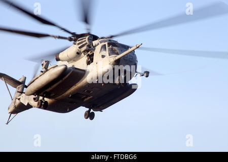 Indischer Ozean (20. Juli 2015) A US Marine CH-53E Super Stallion aus der "Greyhawks" der Marine Medium Tiltrotor Squadron 161 (Stahlbeton), 15. Marine Expeditionary Unit, fährt die amphibischen Angriff Schiff USS Essex (LHD-2). Die 15. MEU unterhält die Bereitschaft der Flugzeuge und Piloten durch kontinuierlichen Flugbetrieb und Wartung während bereitgestellt. Die "Greyhawks" sind das Aviation combat Element des 15. MEU, Sitz in Camp Pendleton, Kalifornien, und an Bord der Essex eingeschlagen, sind Durchführung von Seeoperationen im Bereich 6. Flotte von Maßnahmen zur Erhöhung der US-nationalen securit Stockfoto