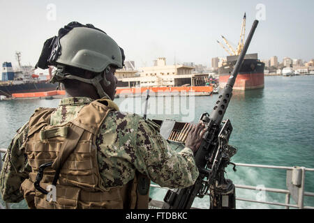 150417-N-EC444-121 DAKAR, Senegal (17. April 2015) Boatswain Mate Seemann Cheeseman Johnson, steht aus Charlotte, North Carolina, Sicherheit auf dem Prüfstand auf Military Sealift Command gemeinsame High-Speed-Schiff USNS Speerspitze (JHSV 1) 17. April 2015. Speerspitze ist auf eine geplante Bereitstellung in die USA 6. Flotte Einsatzgebiet zur Unterstützung der internationalen Zusammenarbeit Kapazitäten Programm Afrika Partnerschaft Station. (US Navy Foto von Lt. Sonny Lorrius/freigegeben) Stockfoto