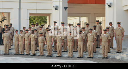 Neapel, Italien (13. September 2013) – neu heraufgestufte Chief Petty Officers (CPO) stramm in den schließenden Momenten einer CPO pinning Zeremonie am Naval Support Aktivität Neapel stehen.  Die Zeremonie geehrt mehr als 30 Männer und Frauen in Rang eines Chief Petty Officer, nachdem ihre Anker fixiert durch Freunde, Familie und ihren neuen Kollegen in CPO durcheinander.  (Foto: U.S. Navy Mass Communication Specialist 2. Klasse Corey Hensley) Stockfoto