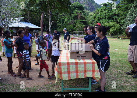 150420-N-EI973-152 PORT GLAUD, Seychellen (20. April 2015) Segler USS Oscar Austin (DDG-79) Hand, Snacks an der Präsident Dorf Waisenhaus in Port Glaud, Seychellen, während eine Community Relations-Veranstaltung 20. April 2015 zugeordnet. Oscar Austin, ein Zerstörer der Arleigh-Burke-Klasse-geführte Flugkörper in Norfolk, Gridley führt Marinebetriebe in den USA 6. Flotte Bereich der Maßnahmen zur Erhöhung der Sicherheit der Vereinigten Staaten in Europa und Afrika interessiert. (US Navy Foto von Ensign Kirsten Krock/freigegeben) Stockfoto