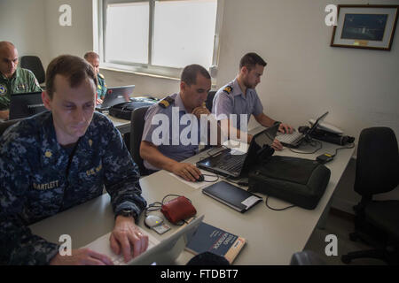 150421-N-TC720-062 PRAIA, Cabo Verde (21. April 2015) von links nach rechts, Lt. CMdR John Bartlett, portugiesische Marine 1st Sgt. Rui Lovrenho und Lt. Bruno Texeira betreiben im Blei Marineoperation Center in Praia, Cabo Verde, während der Ausübung der Sahara Express 2015, April 21. Sahara Express ist eine US Africa Command-geförderten multinationalen maritimen Übung zur maritimen Sicherheit in den Gewässern Westafrikas erhöhen. (Foto: U.S. Navy Mass Communication Specialist 3. Klasse Matte Murch/freigegeben) Stockfoto