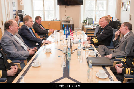 150422-O-ZZ999-004 TALLIN, Estland (22. April 2015) Commander, U.S. 6. Flotte Vice Admiral James Foggo III, trifft sich mit Chairman, Estland National Defense Committee Marko Mihkelson und anderen Mitgliedern seines Ausschusses in Tallin, Estland, 22. April 2015. Die beiden Verantwortlichen diskutiert die Stärke der US-Estland Beziehungen und Maßnahmen der USA und NATO-Staaten wie Estland ergreifen, um regionale Sicherheit im Ostseeraum zu gewährleisten. (Foto mit freundlicher Genehmigung des Verteidigungsministeriums Estland/freigegeben) Stockfoto