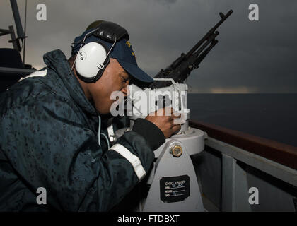 150423-N-FQ994-062-LARNACA, Zypern (23. April 2015) Quartiermeister Seemann Jahshua Craddock, von New Orleans, Kontrollen Kreiselkompass Lager im Meer und Anker Detail an Bord USS Ross (DDG 71) als das Schiff kommt in Larnaca, Zypern, 23. April 2015. Ross, ein geführte Flugkörper Zerstörer der Arleigh-Burke-Klasse USS Ross (DDG-71), vorwärts in Rota, Spanien, bereitgestellt führt Marinebetriebe in den USA 6. Flotte Bereich der Maßnahmen zur Erhöhung der Sicherheit der Vereinigten Staaten in Europa interessiert.  (Foto: U.S. Navy Mass Communication Specialist 3. Klasse Robert S. Price/freigegeben) Stockfoto