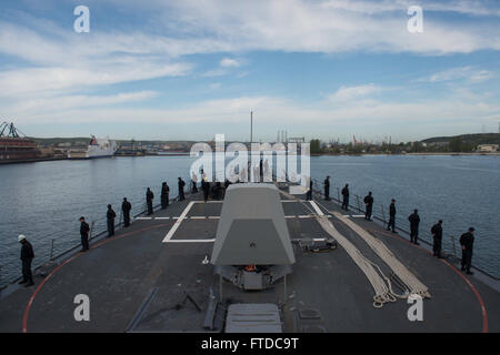 150506-N-ZE250-046 GDYNIA, Polen (6. Mai 2015) Segler Mann die Schienen an Bord USS Jason Dunham (DDG-109) dampft in Gdynia, Polen für einen geplanten Hafen-Besuch 6. Mai 2015. Jason Dunham, ein Zerstörer der Arleigh-Burke-Klasse-geführte Flugkörper in Norfolk, Gridley führt Marinebetriebe in den USA 6. Flotte Bereich der Maßnahmen zur Erhöhung der Sicherheit der Vereinigten Staaten in Europa interessiert. (Foto: U.S. Navy Mass Communication Specialist 3. Klasse Weston Jones/freigegeben) Stockfoto