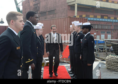 150507-N-ZZ999-730-GDYNIA, Polen (7. Mai 2015)-US-Botschafter in Polen Stephen Mull, kommt an Bord der USS Jason Dunham (DDG-109) bei einem Besuch des Schiffes in Gdynia, Polen, 7. Mai 2015. Jason Dunham, ein Zerstörer der Arleigh-Burke-Klasse-geführte Flugkörper in Norfolk, Gridley führt Marinebetriebe in den USA 6. Flotte Bereich der Maßnahmen zur Erhöhung der Sicherheit der Vereinigten Staaten in Europa interessiert. (US Navy Foto von Lt. Peter S. Pagano/freigegeben) Stockfoto