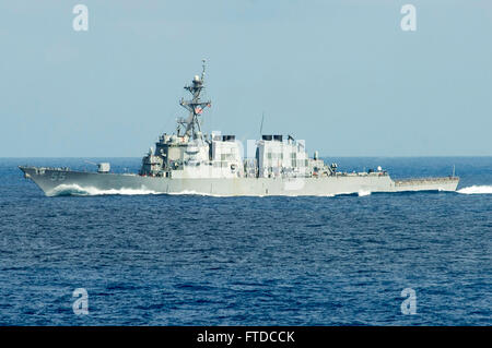 MEDITERRANEAN SEA (19. September 2013) – leiten die Arleigh-Burke-Klasse Zerstörer USS Stout (DDG-55). Stout, Gridley in Norfolk, Virginia, ist auf eine geplante Bereitstellung maritimer Sicherheitsoperationen und Sicherheitsbemühungen Zusammenarbeit Theater in der 6. Flotte Verantwortungsbereich zu unterstützen. (Foto: U.S. Navy Mass Communication Specialist 3. Klasse Darien G. Kenney/freigegeben) Stockfoto