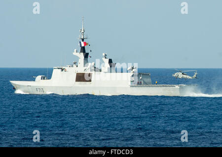 Mittelmeer (19. September 2013) – ein SH-60 R Seahawk von Maritime Streik Hubschrauberstaffel HMS 74 "Swampfoxes" aus der Arleigh-Burke-Klasse Lenkwaffenzerstörer USS Gravely (DDG 107) bereitet, auf dem Flugdeck der französischen Fregate Acon F-713 während einer PASSEX zu landen. Ernsthaft, ist Gridley in Norfolk, Virginia, auf eine geplante Bereitstellung maritimer Sicherheitsoperationen und Sicherheitsbemühungen Zusammenarbeit Theater in der 6. Flotte Verantwortungsbereich zu unterstützen. (Foto: U.S. Navy Mass Communication Specialist 3. Klasse Darien G. Kenney/freigegeben) Stockfoto