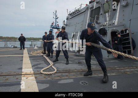 150509-N-ZE250-016 GDYNIA, Polen (9. Mai 2015) Segler Single-Up-Line an Bord der USS Jason Dunham (DDG-109) beim Abflug Gdynia, Polen, 9. Mai 2015. Jason Dunham, ein Zerstörer der Arleigh-Burke-Klasse-geführte Flugkörper in Norfolk, Gridley führt Marinebetriebe in den USA 6. Flotte Bereich der Maßnahmen zur Erhöhung der Sicherheit der Vereinigten Staaten in Europa interessiert. (Foto: U.S. Navy Mass Communication Specialist 3. Klasse Weston Jones/freigegeben) Stockfoto