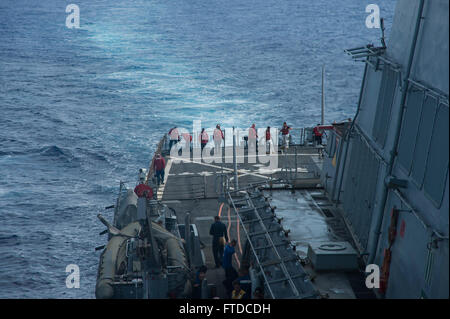 Mittelmeer (19. September 2013) Seeleute an Bord der geführte Flugkörper-Zerstörer USS Stout (DDG-55) führen ein Fremdkörper und Schmutz zu Fuß nach unten auf dem Flugdeck vor Flugbetrieb.  Stout, Gridley in Norfolk, Virginia, ist auf eine geplante Bereitstellung unterstützen maritimer Sicherheitsoperationen und Sicherheitsbemühungen Zusammenarbeit Theater in den USA 6. Flotte Einsatzgebiet. (Foto: U.S. Navy Mass Communication Specialist 2. Klasse Jason Howard/Approved Version) Stockfoto