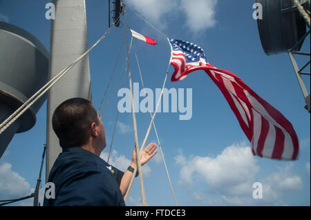 Mittelmeer (19. September 2013) Quartiermeister 1. Klasse Jose Perez wirft der nationalen Fähnrich an Bord der geführte Flugkörper-Zerstörer USS Stout (DDG-55).  Stout, Gridley in Norfolk, Virginia, ist auf eine geplante Bereitstellung unterstützen maritimer Sicherheitsoperationen und Sicherheitsbemühungen Zusammenarbeit Theater in den USA 6. Flotte Einsatzgebiet. (Foto: U.S. Navy Mass Communication Specialist 2. Klasse Jason Howard/Approved Version) Stockfoto