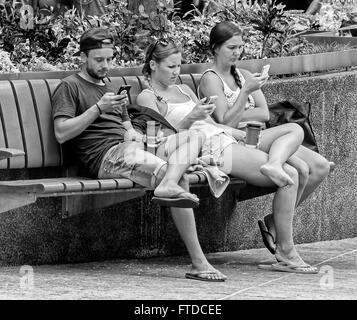 3 Personen mit Handys Stockfoto