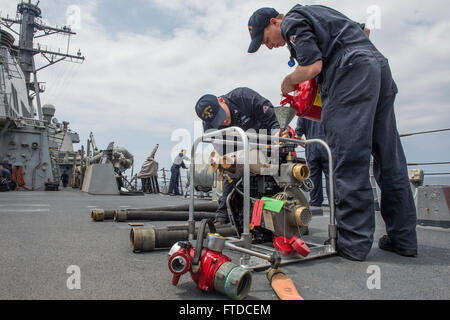 150510-N-XB010-260 Mittelmeer (10. Mai 2015) Schaden Controlman 3. Klasse Michael Moore, von Clarence Center, New York, und Schaden Controlman 3. Klasse James Johnson aus Spartanburg, South Carolina, tanken eine p-100 Schöpfwerks an Bord USS Laboon (DDG-58) 10. Mai 2015. Laboon, ein Zerstörer der Arleigh-Burke-Klasse-geführte Flugkörper in Norfolk, Gridley führt Marinebetriebe in den USA 6. Flotte Bereich der Maßnahmen zur Erhöhung der Sicherheit der Vereinigten Staaten in Europa interessiert. (Foto: U.S. Navy Mass Communication Specialist 3. Klasse Desmond Parks/freigegeben) Stockfoto