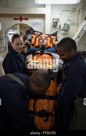 150512-N-FQ994-077 Mittelmeer (12. Mai 2015) Bahre Träger Transport Seemann Bradley Warring von Lompoc, Kalifornien, Mitte, während einer simulierten massive Unfall-Übung an Bord USS Ross (DDG 71) 12. Mai 2015. Ross, ein Zerstörer der Arleigh-Burke-Klasse-geführte Flugkörper in Rota, Spanien, nach vorne bereitgestellt führt Marinebetriebe in den USA 6. Flotte Bereich der Maßnahmen zur Erhöhung der Sicherheit der Vereinigten Staaten in Europa interessiert. (Foto: U.S. Navy Mass Communication Specialist 3. Klasse Robert S. Price/freigegeben) Stockfoto