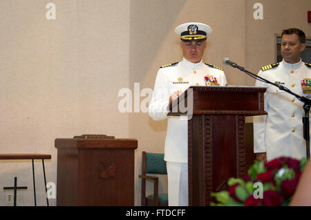 150717-N-YQ852-079-Neapel, Italien (17. Juli 2015) Captain Anthony Carullo liest seine Aufträge, da er Befehl von Task Force 69 von Kapitän Marc Stern, bei einem Wechsel der Befehl Zeremonie an Navy Support Aktivität Neapel, Italien, 17. Juli 2015 übernimmt. U.S. 6. Flottille, mit Sitz in Neapel, Italien, führt das gesamte Spektrum der gemeinsamen und Marine Operationen oft in Konzert mit Alliierten, gemeinsame und ressortübergreifende Partnern, um nationale Interessen der USA und Sicherheit und Stabilität in Europa und Afrika zu fördern. (Foto: U.S. Navy Mass Communication Specialist 2. Klasse Shawnte Bryan/freigegeben) Stockfoto