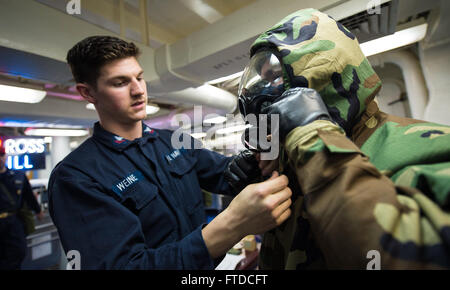 150512-N-FQ994-301 Mittelmeer (12. Mai 2015) Schaden Controlman 2. Klasse Edward Weine, veranschaulichen aus Chicago, links, und Schadensbegrenzung Feuerwehrmann James Sturm aus Newark, Ohio, die Mission orientierten schützende Haltung Ausrüstung an Bord USS Ross (DDG 71) 12. Mai 2015 don. Ross, ein Zerstörer der Arleigh-Burke-Klasse-geführte Flugkörper in Rota, Spanien, nach vorne bereitgestellt führt Marinebetriebe in den USA 6. Flotte Bereich der Maßnahmen zur Erhöhung der Sicherheit der Vereinigten Staaten in Europa interessiert. (Foto: U.S. Navy Mass Communication Specialist 3. Klasse Robert S. Price/freigegeben) Stockfoto