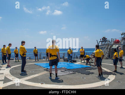 150515-N-XB010-368 Mittelmeer (15. Mai 2015) Meister der Arme 1. Klasse Travis Alston, von Baltimore, führt Seeleute in Sicherheit Reaktion Kraft-Basic training an Bord USS Laboon (DDG-58) 15. Mai 2015. Laboon, ein Zerstörer der Arleigh-Burke-Klasse-geführte Flugkörper in Norfolk, Gridley führt Marinebetriebe in den USA 6. Flotte Bereich der Maßnahmen zur Erhöhung der Sicherheit der Vereinigten Staaten in Europa interessiert. (Foto: U.S. Navy Mass Communication Specialist 3. Klasse Desmond Parks/freigegeben) Stockfoto