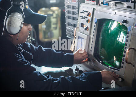 150516-N-XB010-094 Mittelmeer (16. Mai 2015) Operations Specialist 2. Klasse LuzMaria Watkins, aus El Paso, Texas, steht hell Brücke Uhr auf die an Bord der USS Laboon (DDG-58) 16. Mai 2015. Laboon, ein Zerstörer der Arleigh-Burke-Klasse-geführte Flugkörper in Norfolk, Gridley führt Marinebetriebe in den USA 6. Flotte Bereich der Maßnahmen zur Erhöhung der Sicherheit der Vereinigten Staaten in Europa interessiert. (Foto: U.S. Navy Mass Communication Specialist 3. Klasse Desmond Parks/freigegeben) Stockfoto