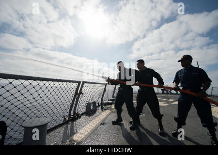 150516-N-FQ994-119 Mittelmeer (16. Mai 2015) Segler üben Brandbekämpfung Techniken während der Schadensbegrenzung Ausbildung an Bord USS Ross (DDG 71) 16. Mai 2015.  Ross, ein Zerstörer der Arleigh-Burke-Klasse-geführte Flugkörper in Rota, Spanien, nach vorne bereitgestellt führt Marinebetriebe in den USA 6. Flotte Bereich der Maßnahmen zur Erhöhung der Sicherheit der Vereinigten Staaten in Europa interessiert.  (Foto: U.S. Navy Mass Communication Specialist 3. Klasse Robert S. Price/freigegeben) Stockfoto