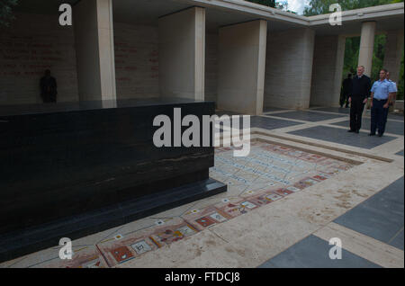 150516-N-QY759-338-TUNIS, Tunesien (16. Mai 2015)-Kommandant, beobachtet U.S. Sechsten Flotte Vice Admiral James Foggo III "Taps" auf dem North Africa American Cemetery in Tunis, Tunesien, 16.Mai. North Africa American Cemetery ist die letzte Ruhestätte von 2.841 amerikanische Personen, die in Nordafrika und im Nahen Osten im zweiten Weltkrieg starben. Foggo war in Tunesien für die Eröffnungsfeier der Übung Phoenix Express 2015, 16.Mai. Phönix Express 2015, gefördert und erleichtert durch US Africa Command dient zur Verbesserung der regionalen Zusammenarbeit, maritimen Bereich Bewusstsein Informationsaustausch Praktiken, eine Stockfoto