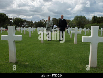 150516-N-QY759-428-TUNIS, Tunesien (16. Mai 2015)-Commander, U.S. Sechsten Flotte Vice Admiral James Foggo III eine Tour durch Nordafrika amerikanischen Friedhof in Tunis, Tunesien, 16.Mai erhält. North Africa American Cemetery ist die letzte Ruhestätte von 2.841 amerikanische Personen, die in Nordafrika und im Nahen Osten im zweiten Weltkrieg starben. Foggo war in Tunesien für die Eröffnungsfeier der Übung Phoenix Express 2015, 16.Mai. Phönix Express 2015, gefördert und erleichtert durch US Africa Command dient zur Verbesserung der regionalen Zusammenarbeit, maritimen Bereich Bewusstsein Informationsaustausch Praktiken, eine Stockfoto