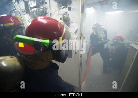 150518-N-FQ994-063 Mittelmeer (18. Mai 2015) Segler üben Brandbekämpfung Techniken an Bord USS Ross (DDG 71) in Schadensbegrenzung training 18. Mai 2015. Ross, ein Zerstörer der Arleigh-Burke-Klasse-geführte Flugkörper in Rota, Spanien, nach vorne bereitgestellt führt Marinebetriebe in den USA 6. Flotte Bereich der Maßnahmen zur Erhöhung der Sicherheit der Vereinigten Staaten in Europa interessiert. (Foto: U.S. Navy Mass Communication Specialist 3. Klasse Robert S. Price/freigegeben) Stockfoto