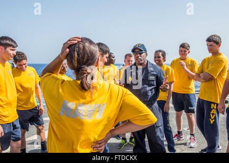 150519-N-XB010-360 Mittelmeer (19. Mai 2015)) at Arms Master 1. Klasse Travis Alston, Baltimore, verließen, Schriftsätze Matrosen auf dem OC-Spray-Teil der Sicherheit Reaktion Kraft-Grundausbildung an Bord der USS Laboon (DDG-58) 19. Mai 2015. Laboon, ein Zerstörer der Arleigh-Burke-Klasse-geführte Flugkörper in Norfolk, Gridley führt Marinebetriebe in den USA 6. Flotte Bereich der Maßnahmen zur Erhöhung der Sicherheit der Vereinigten Staaten in Europa interessiert. (Foto: U.S. Navy Mass Communication Specialist 3. Klasse Desmond Parks) Stockfoto