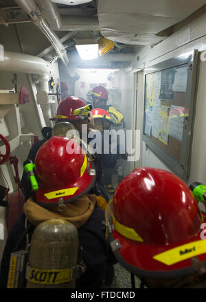 150520-N-FQ994-061 Mittelmeer (20. Mai 2015) Segler üben Brandbekämpfung Techniken an Bord USS Ross (DDG 71) in Schadensbegrenzung training 20. Mai 2015. Ross, ein Zerstörer der Arleigh-Burke-Klasse-geführte Flugkörper in Rota, Spanien, nach vorne bereitgestellt führt Marinebetriebe in den USA 6. Flotte Bereich der Maßnahmen zur Erhöhung der Sicherheit der Vereinigten Staaten in Europa interessiert. (Foto: U.S. Navy Mass Communication Specialist 3. Klasse Robert S. Price/freigegeben) Stockfoto