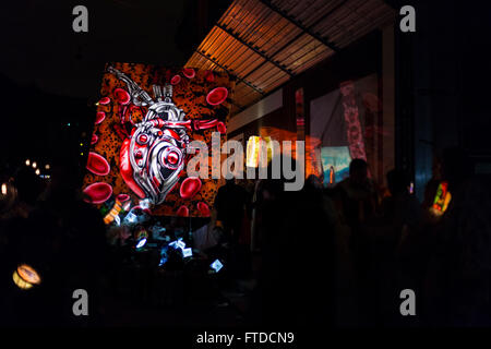 Eines der wichtigsten Laternen einer Basel-Karneval-Gruppe, beleuchtet während der Parade am Montag Morgen 04:00 (Basler Fasnacht 2016) Stockfoto